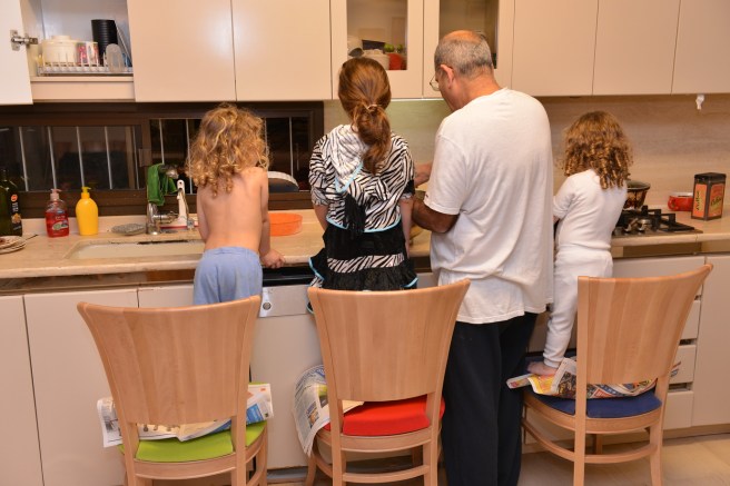 עלמה, רוני, נגה ואסף אופים מחבוז