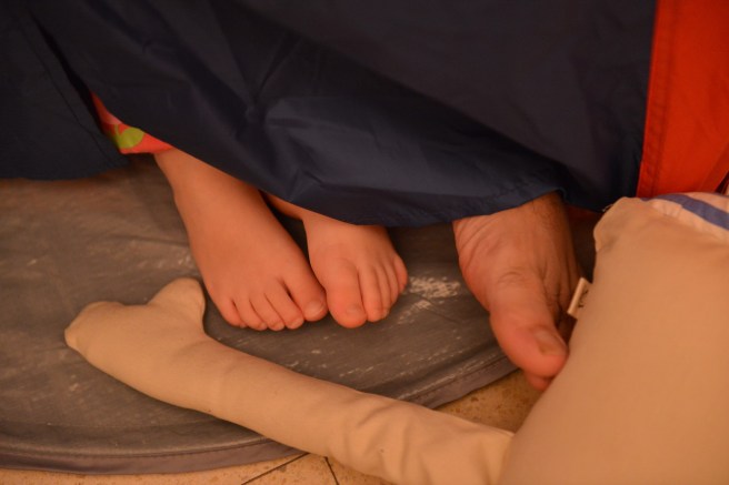 אבא ועלמה קוראים באוהל