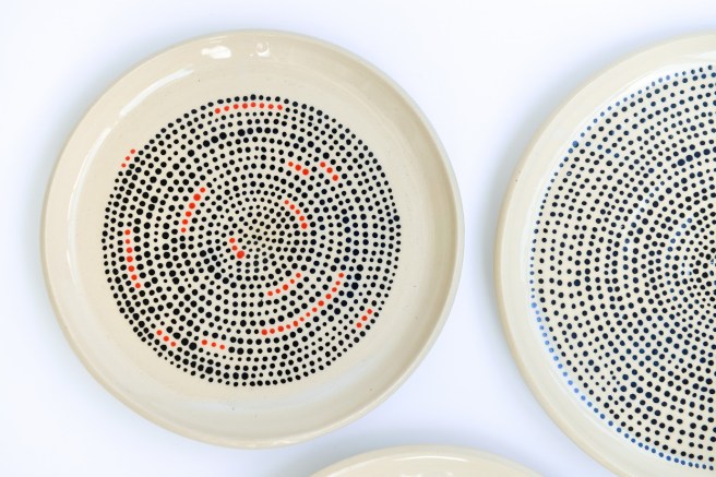 פסים ונקודות בקרמיקה