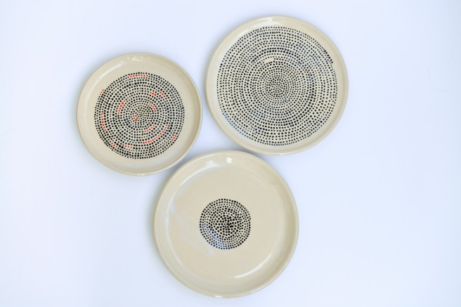 פסים ונקודות בקרמיקה