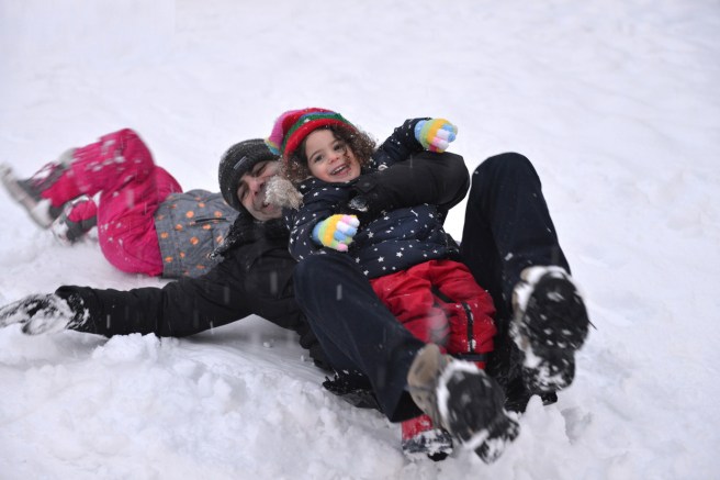 מחליקים על השלג בפארק