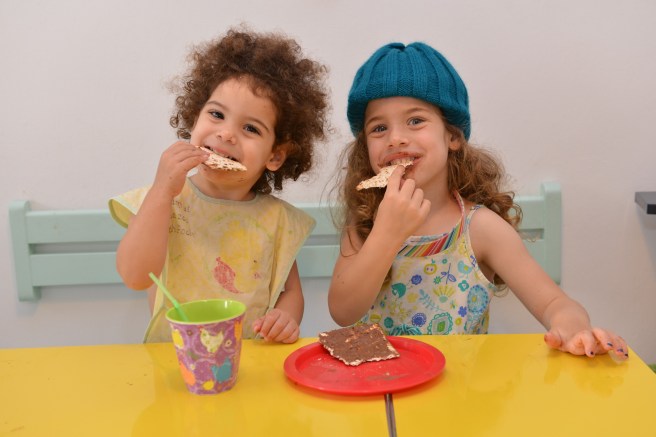 ילדות אוכלות מצה צילום גלית לוינסקי