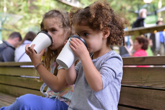 ילדות שותות צילום גלית לוינסקי