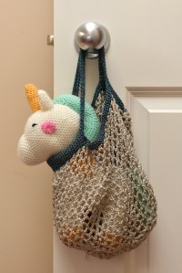 בובת יוניקורן בתיק שוק רותם מזרחי