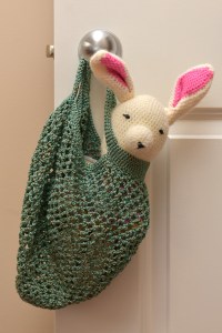 בובת ארנבת בתיק שוק רותם מזרחי